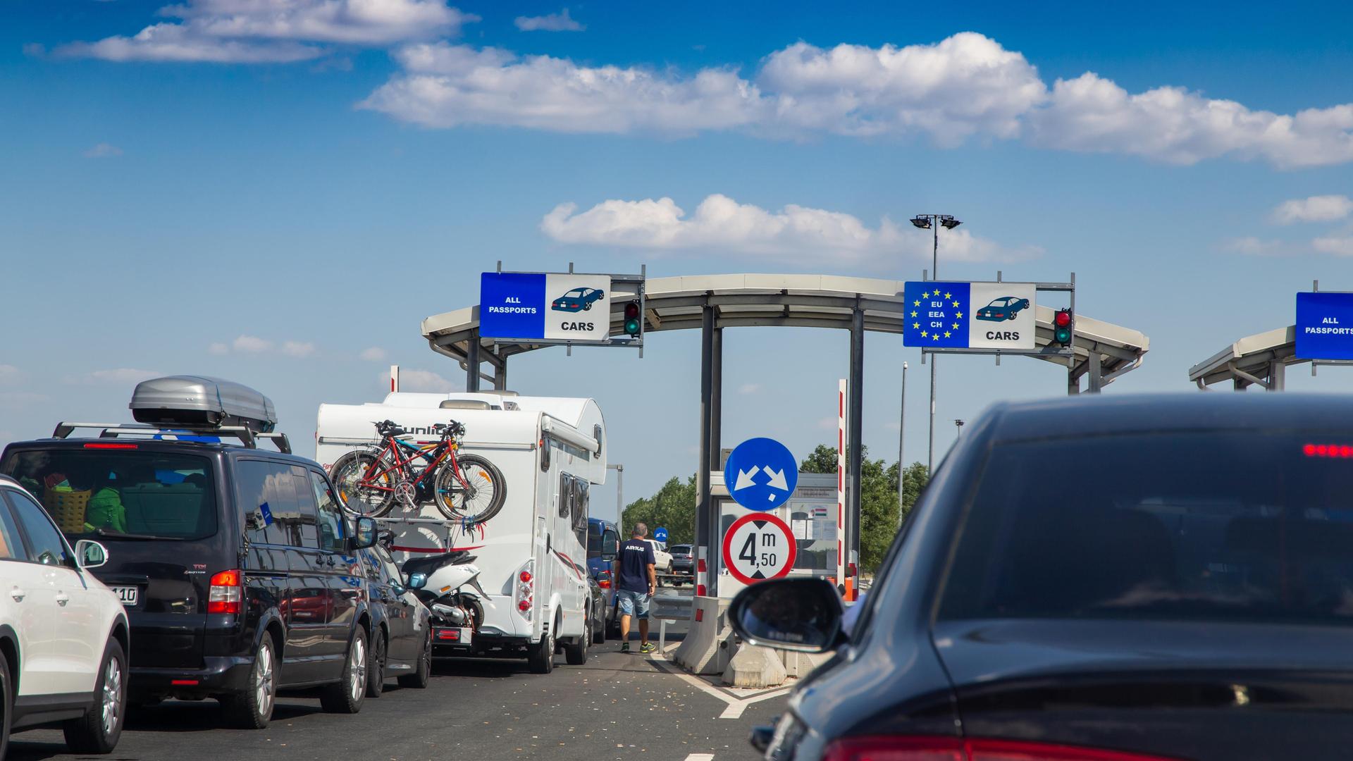 Stau aufgrund von Kontrollen an der Grenze zwischen Ungarn und Rumänien. Die Grenze ist gleichzeitig eine der Aussengrenzen des Schengen-Raums.