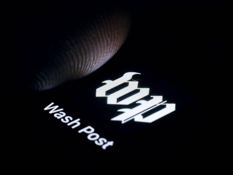 Die App der Zeitung Washington Post wird auf einem Smartphone angezeigt.