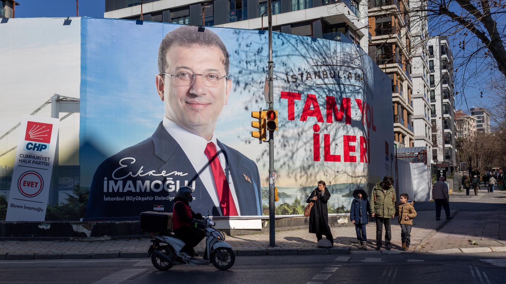 Ein Wahlplakat Imamoglus an einer Straße.