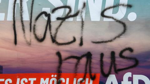 "Nazis raus" hat jemand mit schwarzer Farbe auf ein Wahlplakat der AfD für die Landtagswahl in Sachsen-Anhalt gesprüht.