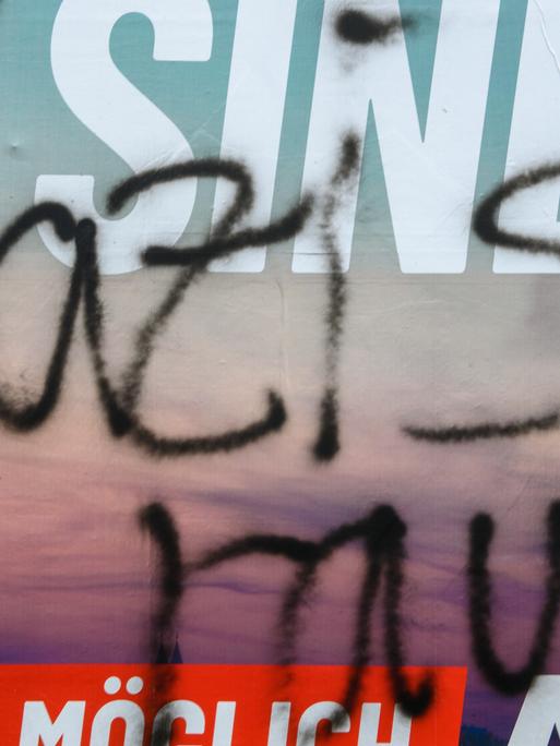 "Nazis raus" hat jemand mit schwarzer Farbe auf ein Wahlplakat der AfD für die Landtagswahl in Sachsen-Anhalt gesprüht.