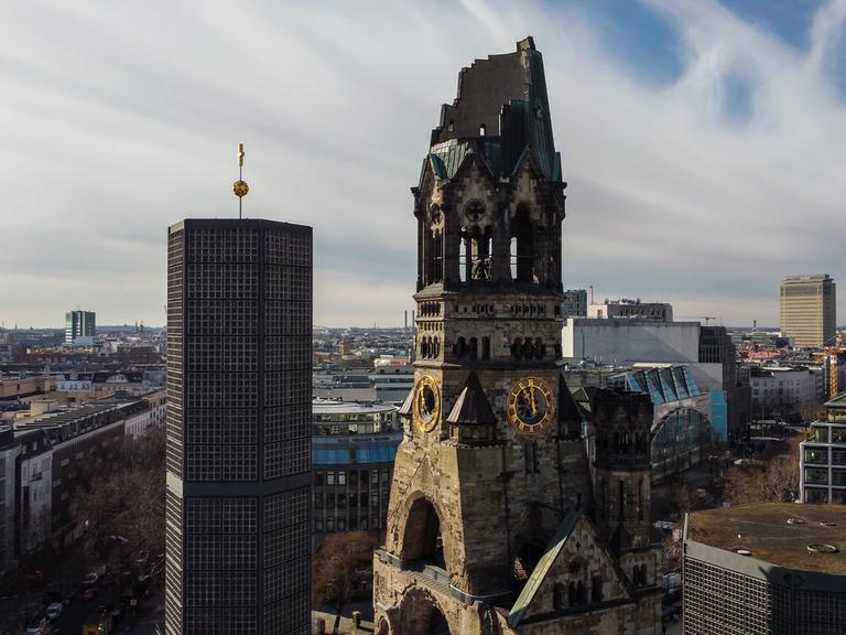 Alter und neuer Turm der Kaiser-Wilhelm-Gedächtniskirche in Berlin. (Quelle: Imago) Alter und neuer Turm der Kaiser-Wilhelm-Gedächtniskirche in Berlin. (Quelle: Imago)