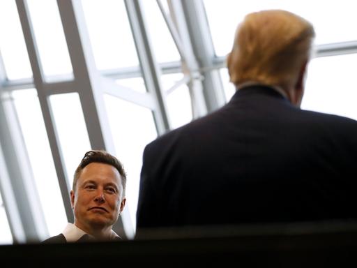 Elon Musk und Donald Trump im Gespräch im Kommandozentrum von SpaceX im Kennedy Space Center in Cape Canaveral