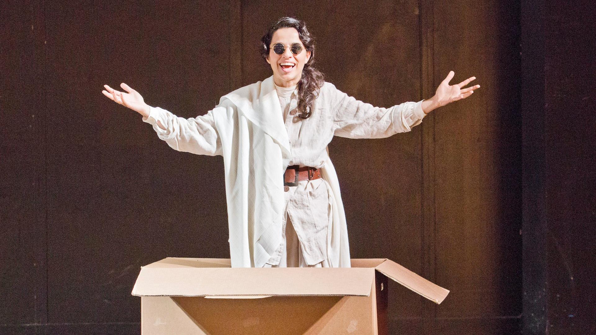 Im Bild: Schauspielerin Sesede Terziyan im Stück "Hätte klappen können - Ein patriotischer Liederabend" von Ruud Gielens im Maxim Gorki Theater in Berlin. Sie springt aus einem Pappkarton auf dem in Frakturschrift "Deutschland" steht. Im Bild: Schauspielerin Sesede Terziyan im Stück "Hätte klappen können - Ein patriotischer Liederabend" von Ruud Gielens im Maxim Gorki Theater in Berlin. Sie springt aus einem Pappkarton auf dem in Frakturschrift "Deutschland" steht.