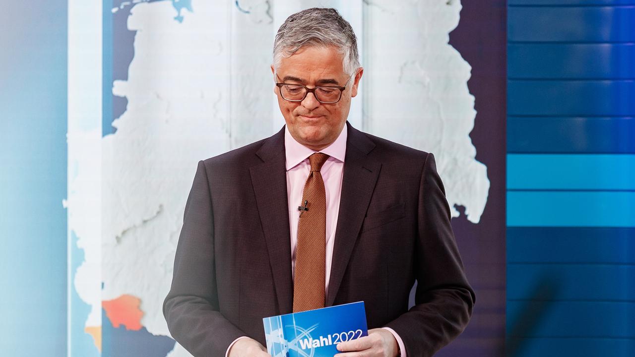 Journalist und Fernsehmoderator Matthias Fornoff im Wahlstudio des ZDF