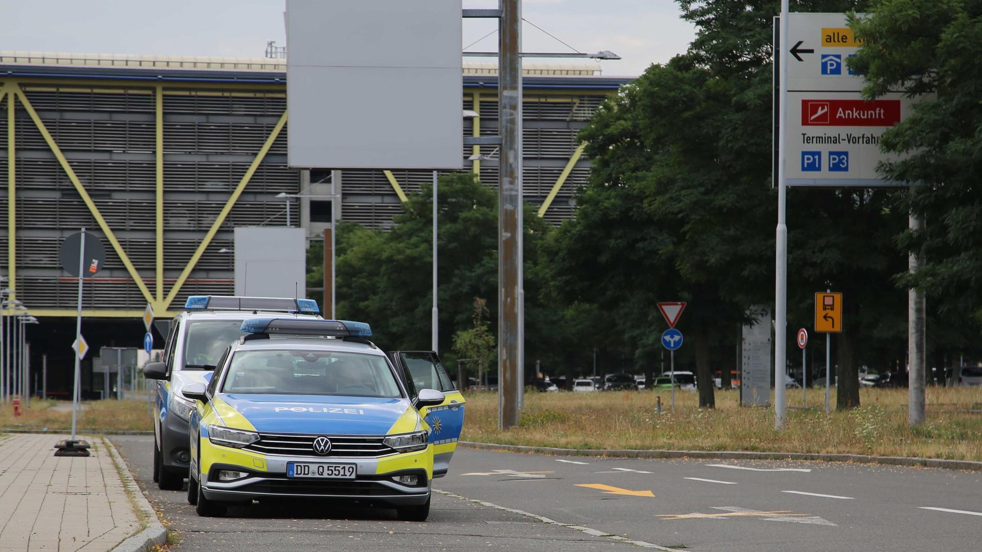 Polizeifahrzeuge stehen vor Zufahrt der Flughafenverwaltung am Flughafen Leipzig/Halle. Polizeifahrzeuge stehen vor Zufahrt der Flughafenverwaltung am Flughafen Leipzig/Halle.