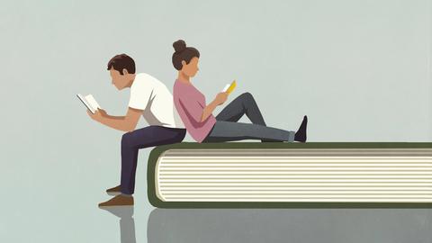 Eine Illustration zeigt ein Paar, das lesend auf einem übergroßen Buch sitzt.