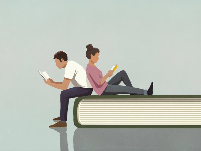 Eine Illustration zeigt ein Paar, das lesend auf einem übergroßen Buch sitzt.