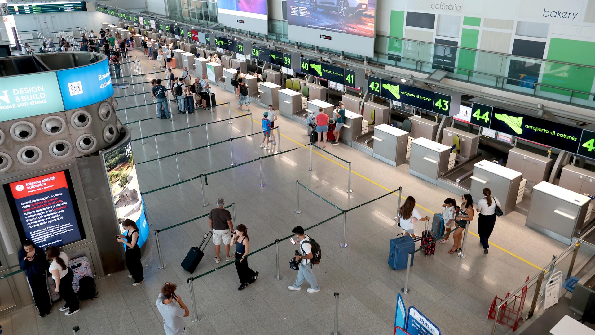 Italien, Catania: Passagiere sind am Flughafen von Catania zu sehen.
