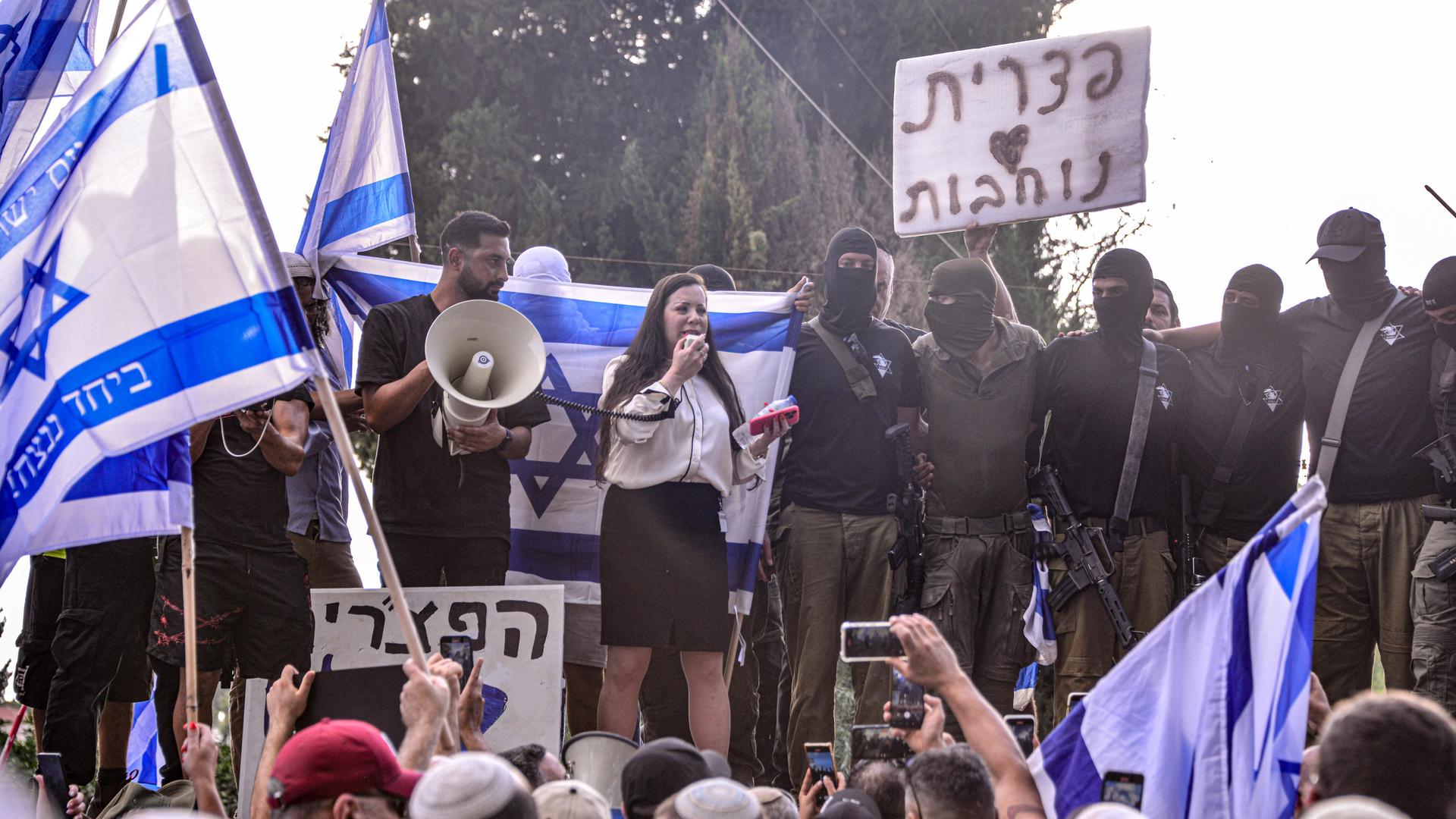Israelische Rechte demonstrieren gemeinsam mit maskierten Reservisten (Aufnahme vom 29.7.2024). 