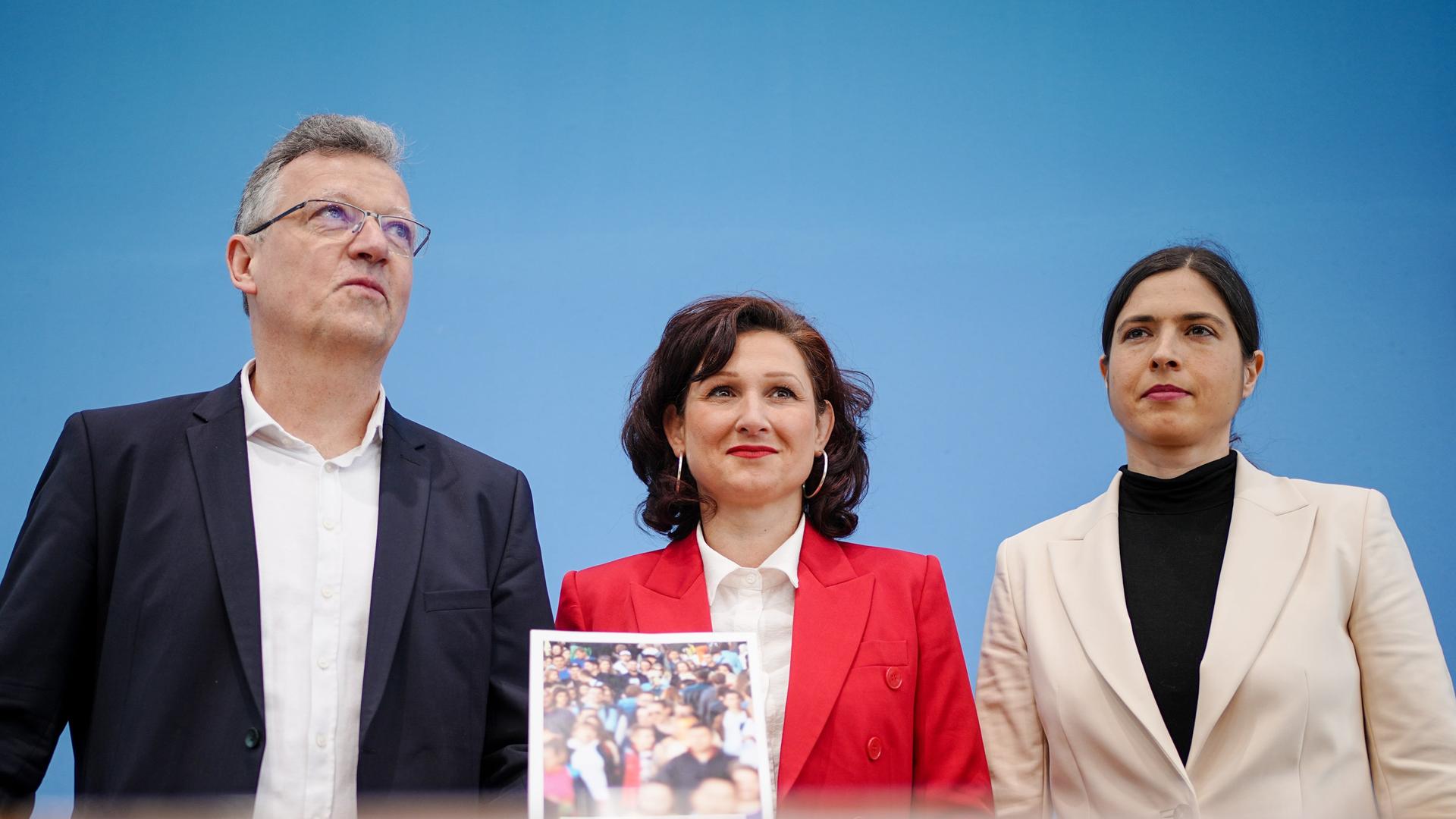 Ferda Ataman (M), steht bei der Bundespressekonferenz zwischen den Studienautoren Ulrike Wieland (r) und Ulrich Kober.