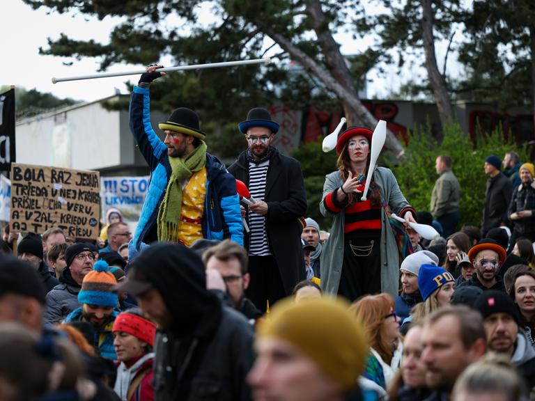  Bratislava: Teilnehmer einer Protestkundgebung der Plattform «Otvorená kultúra» (Offene Kultur) demonstrieren gegen die Kulturpolitik der slowakischen Regierung.