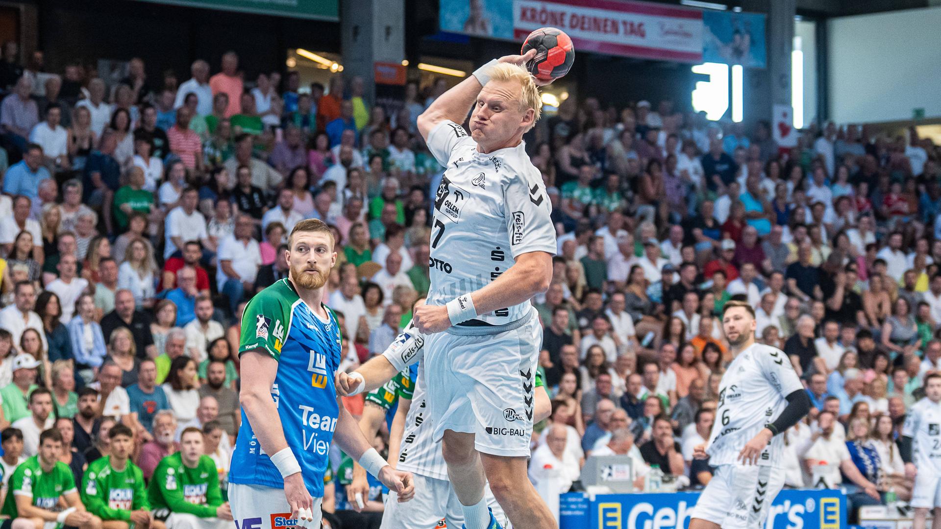 Kiels Handballspieler Patrick Wiencek setzt im Spiel gegen Göppingen zu einem Wurf an.