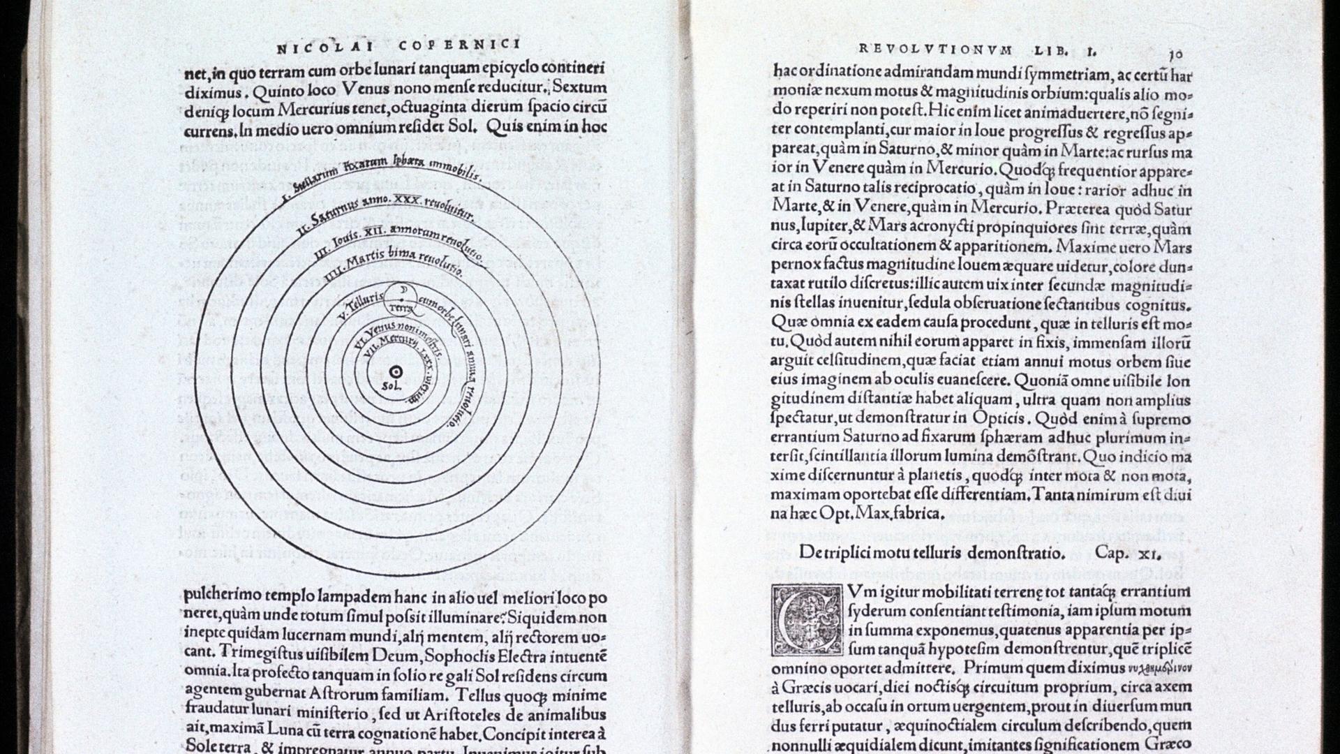 Nikolaus Kopernikus verfasste das Werk „De revolutionibus orbium coelestium“ (Über die Umdrehungen der Himmelskörper), in dem er seine heliozentrische (sonnenzentrierte) Theorie des Universums darlegt. Das Werk wurde 1543 in Nürnberg veröffentlicht. (Quelle: picture alliance)