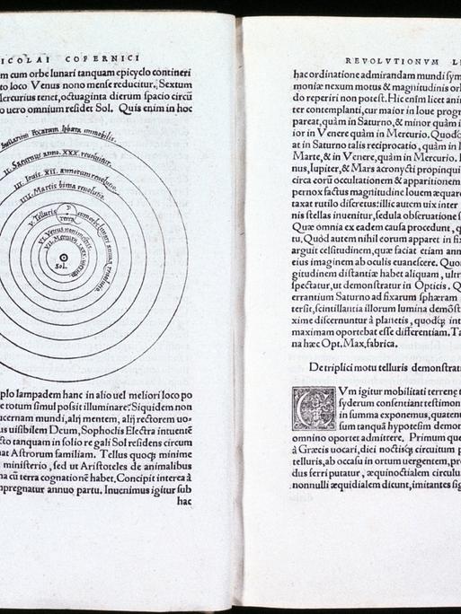 Nikolaus Kopernikus verfasste das Werk „De revolutionibus orbium coelestium“ (Über die Umdrehungen der Himmelskörper), in dem er seine heliozentrische (sonnenzentrierte) Theorie des Universums darlegt. Das Werk wurde 1543 in Nürnberg veröffentlicht. (Quelle: picture alliance)