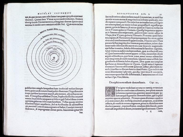 Nikolaus Kopernikus verfasste das Werk „De revolutionibus orbium coelestium“ (Über die Umdrehungen der Himmelskörper), in dem er seine heliozentrische (sonnenzentrierte) Theorie des Universums darlegt. Das Werk wurde 1543 in Nürnberg veröffentlicht. (Quelle: picture alliance)