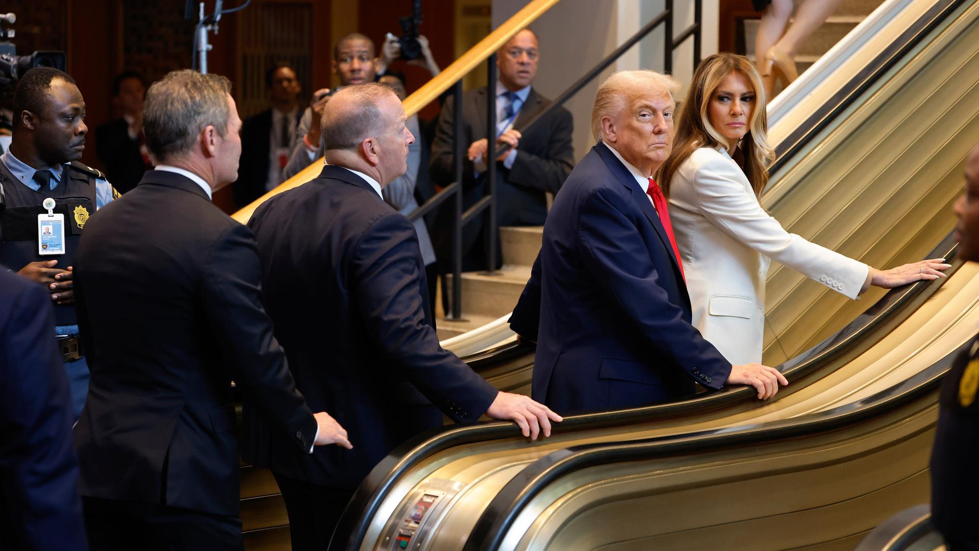 US-Präsident Donald Trump und First Lady Melania Trump treffen zur Generaldebatte der UN-Vollversammlung im UN-Hauptquartier ein und gehen auf eine Rolltreppe. 