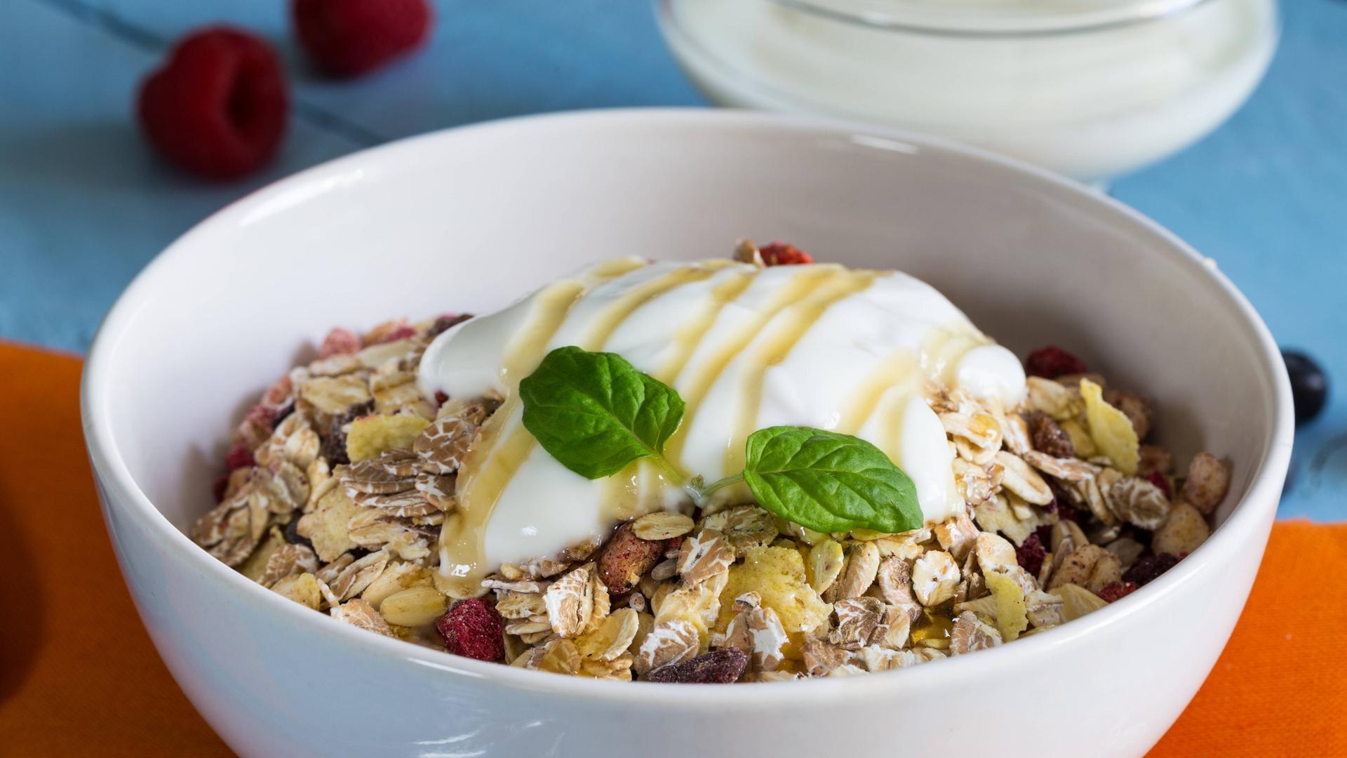 Eine Schüssel mit Müsli, Obst und Joghurt.