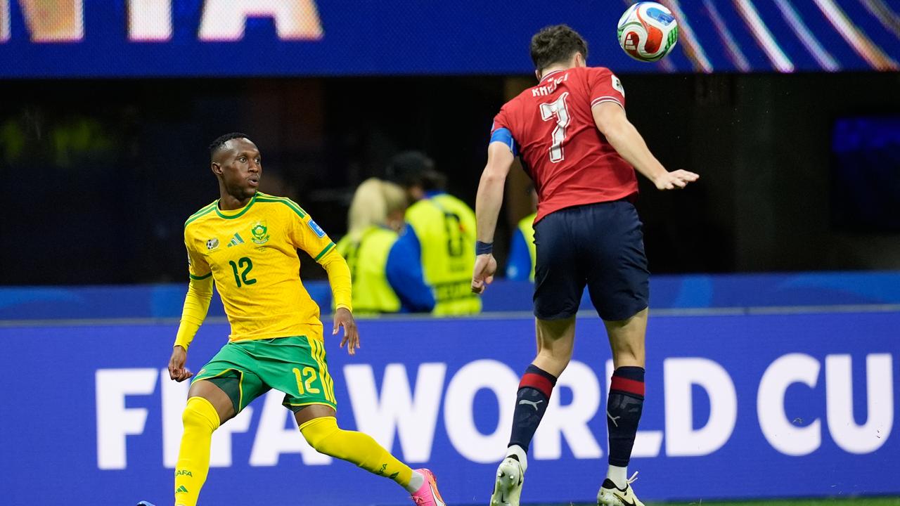 Ladislav Krejci aus Tschechien klärt den Ball per Kopf gegen Thapelo Maseko aus Südafrika.