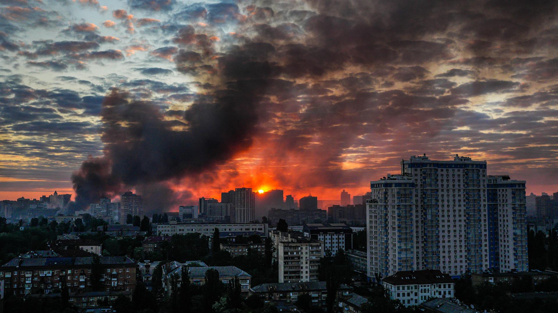 Kiew: Nach einem massiven russischen Luftangriff steigt bei Sonnenaufgang Rauch über der Stadt auf. 