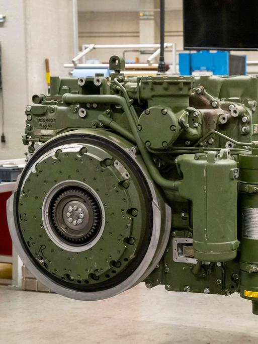 Produktionstätte für Rüstungsgüter bei der RENK AG in Augsburg. Abbildung eines vollautomatischen Schalt- und Lenkgetriebes für den Puma der Bundeswehr