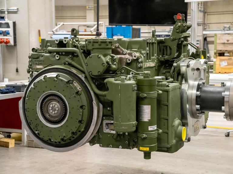Produktionstätte für Rüstungsgüter bei der RENK AG in Augsburg. Abbildung eines vollautomatischen Schalt- und Lenkgetriebes für den Puma der Bundeswehr