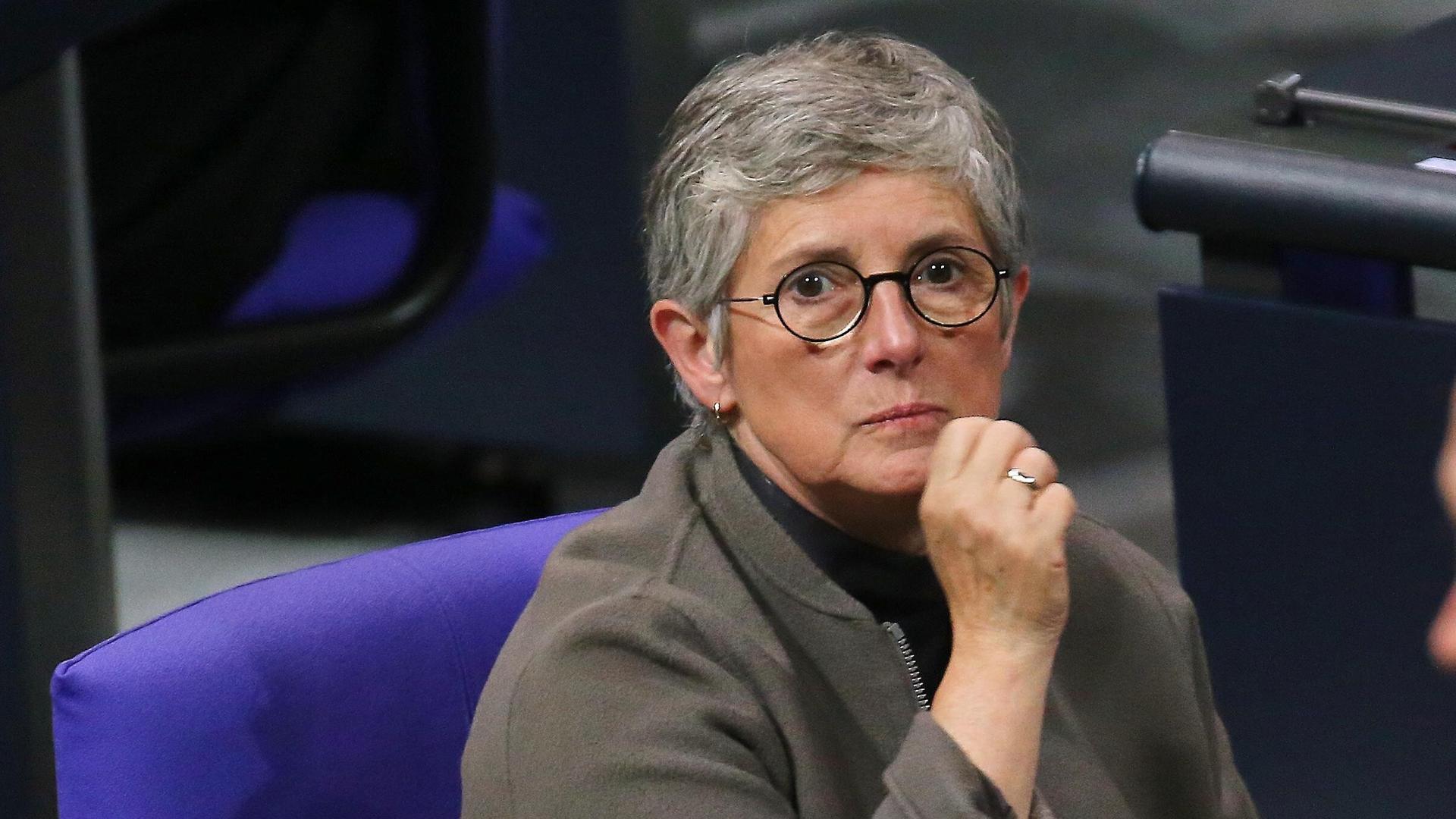 Britta Haßelmann, Grüne, nimmt an einer Bundestagssitzung teil und schaut ernst. 