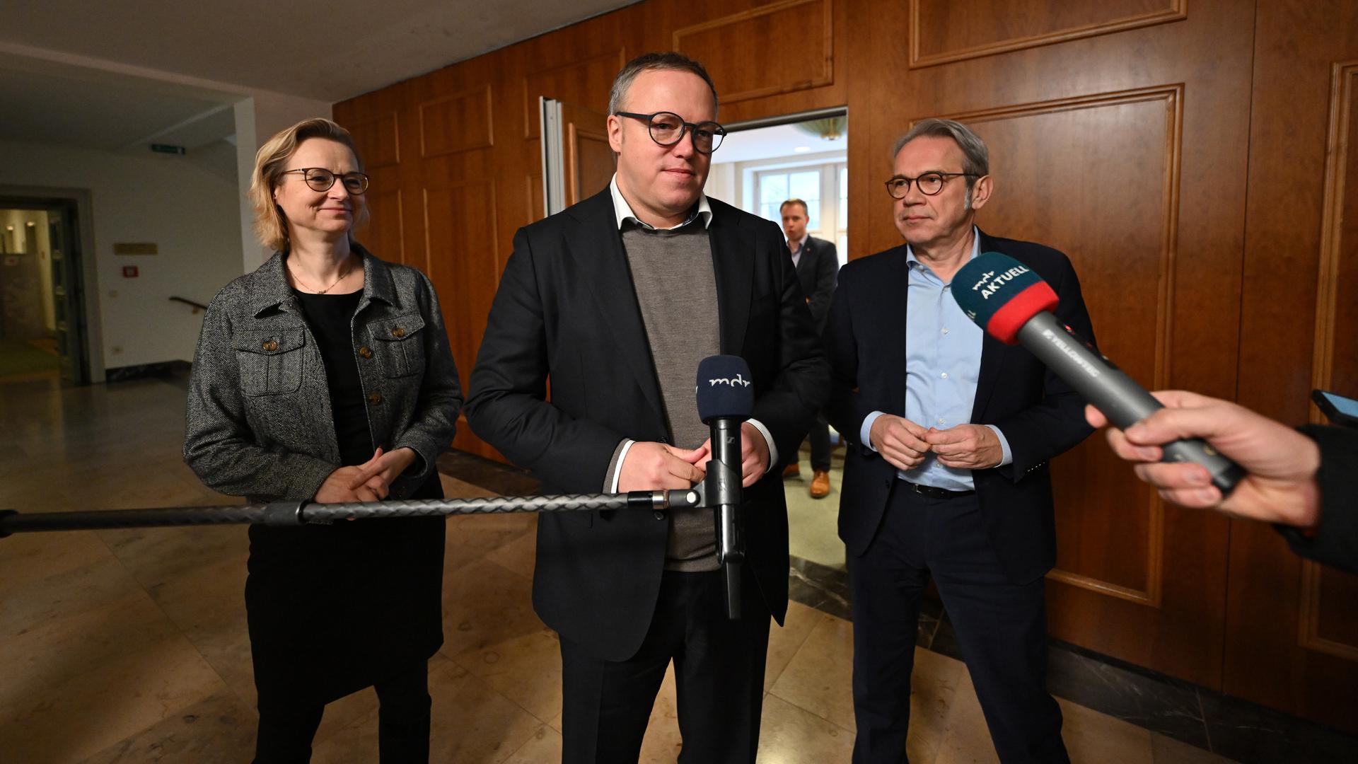 Katja Wolf (l-r, BSW), Mario Voigt (CDU) und Georg Maier (SPD) beim Statement nach einem Gespräch der Koalition aus CDU, BSW und SPD und den Spitzen der Linken im Thüringer Landtag. 