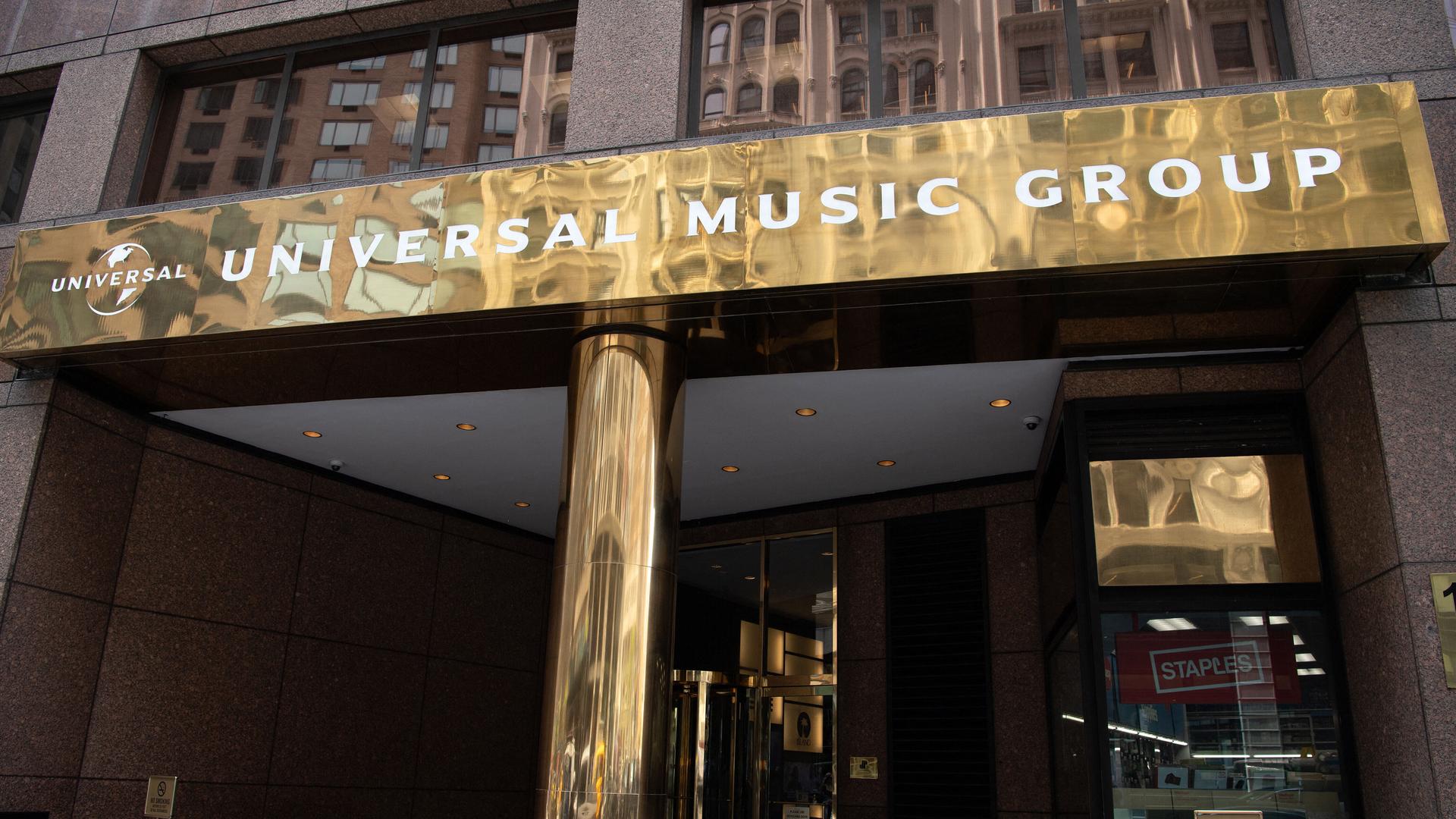 Die Fassade der Universal Music Group in New York mit goldenen Säulen mit 