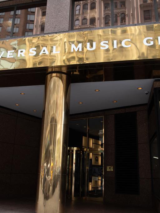 Die Fassade der Universal Music Group in New York mit goldenen Säulen mit 