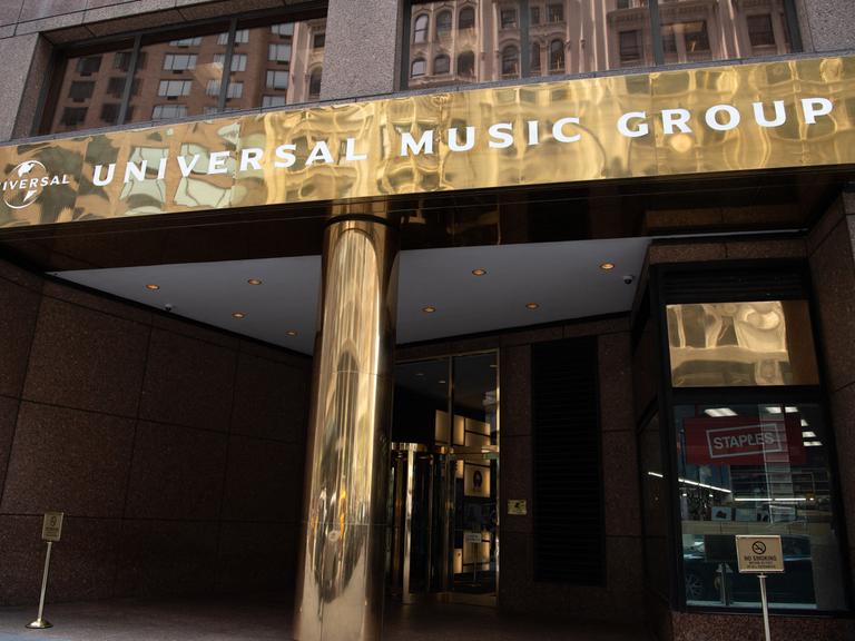 Die Fassade der Universal Music Group in New York mit goldenen Säulen mit 
