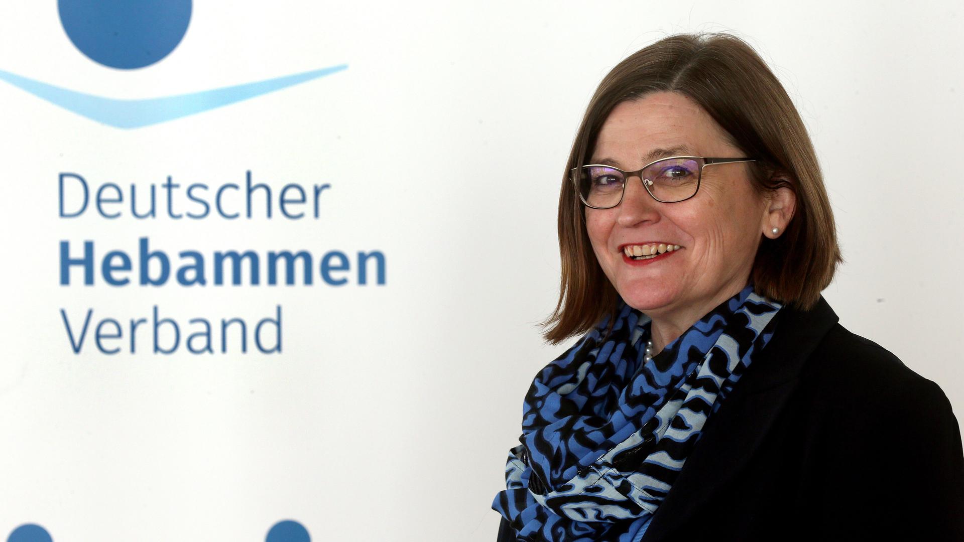 Ulrike Geppert-Orthofer, Präsidentin des Deutschen Hebammenverbands e.V., steht in den Berliner Räumlichkeiten des Hebammenverbands.