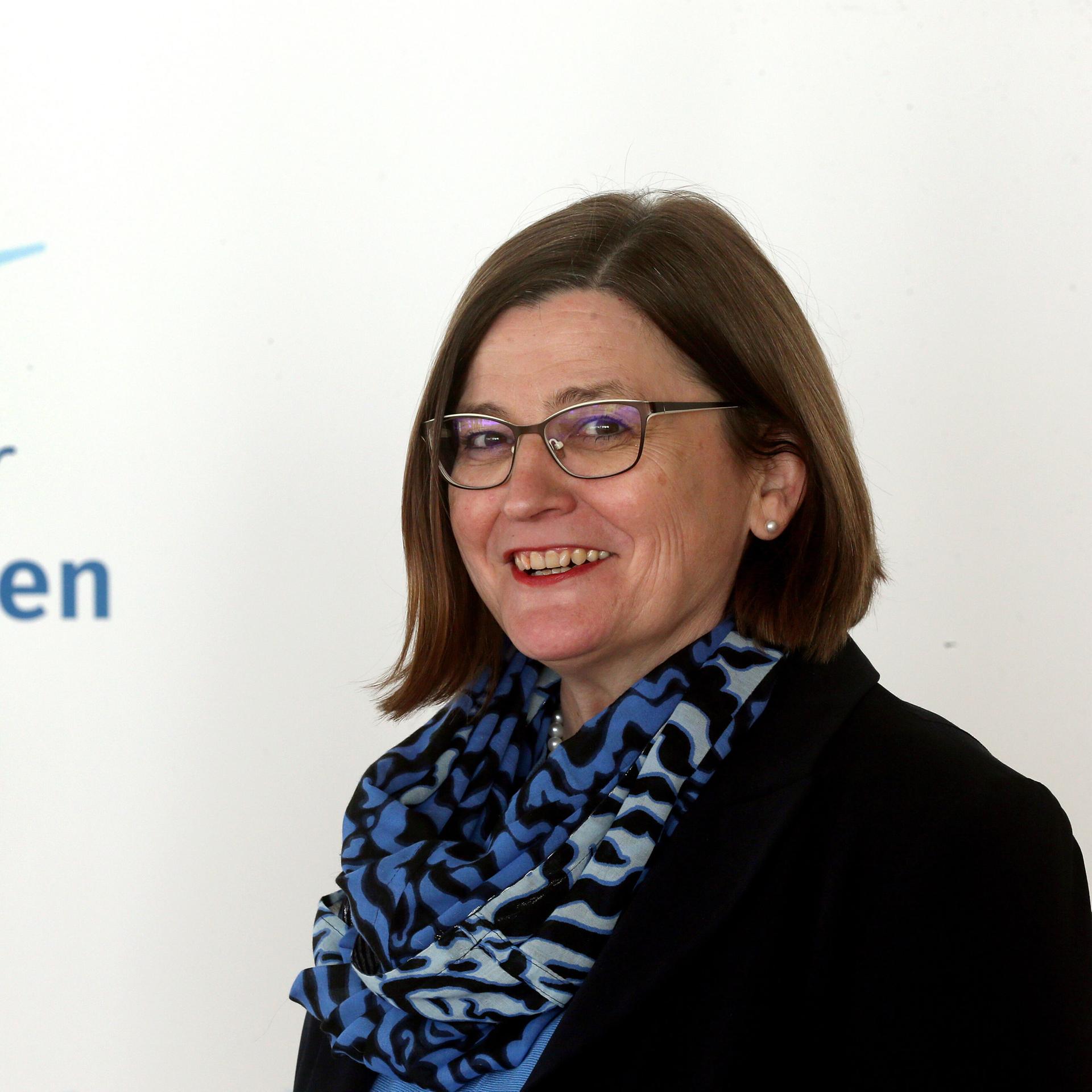 Ulrike Geppert-Orthofer, Präsidentin des Deutschen Hebammenverbands e.V., steht in den Berliner Räumlichkeiten des Hebammenverbands.