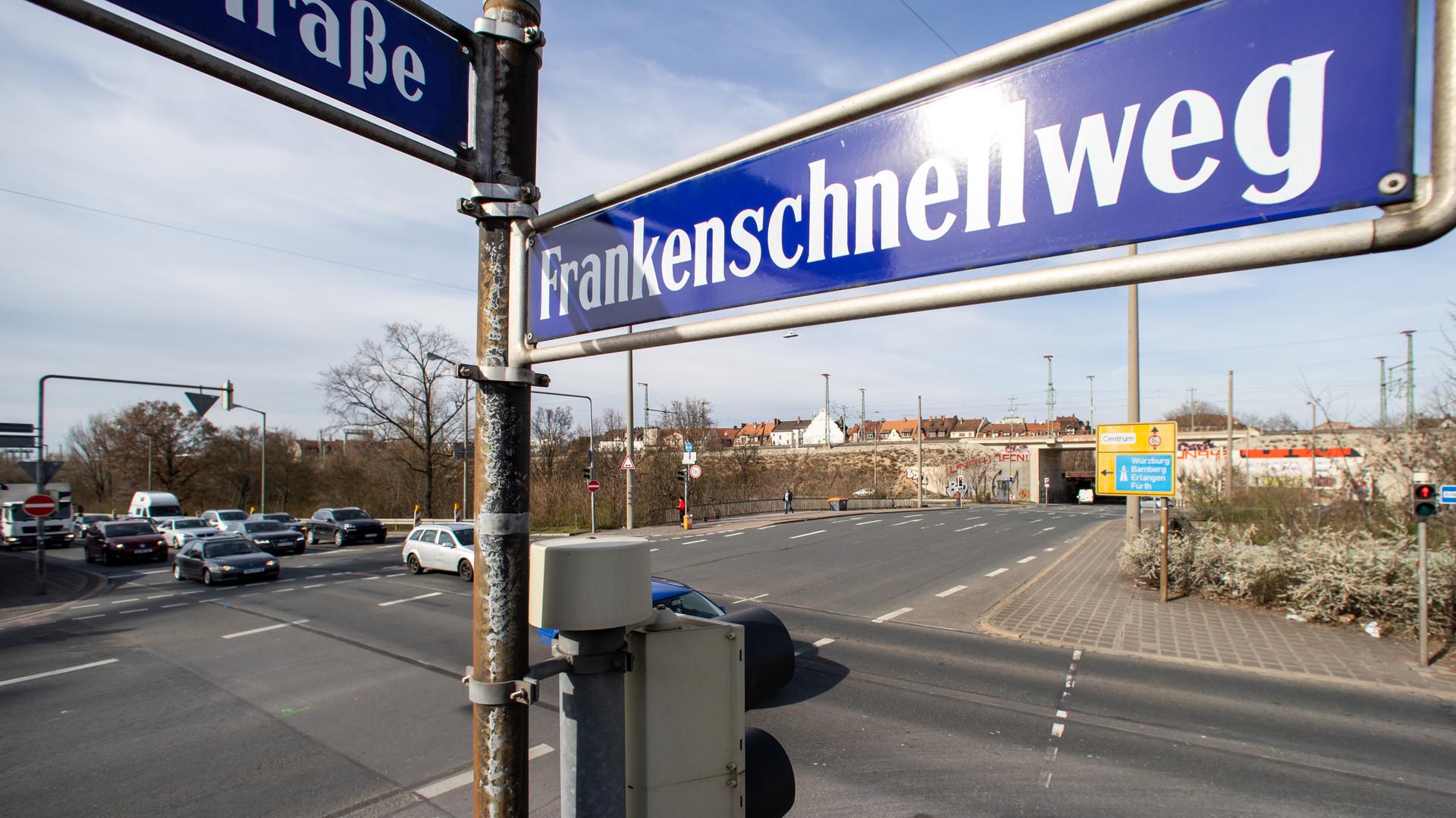 "Frankenschnellweg" steht auf einem Straßenschild an einer Ampelkreuzung in Nürnberg.