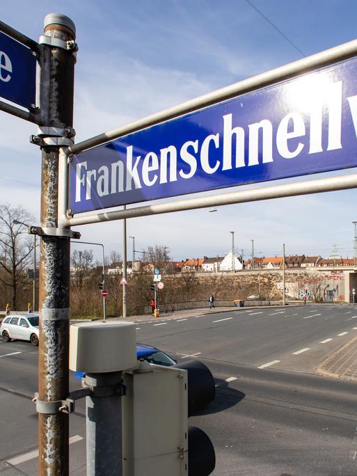"Frankenschnellweg" steht auf einem Straßenschild an einer Ampelkreuzung in Nürnberg.