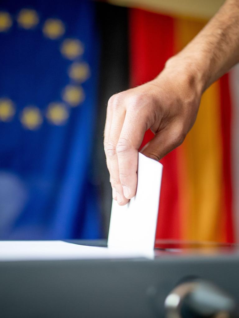 Ein Wähler gibt seinen Stimmzettel für die Europawahl 2019 in einer Berliner Grundschule ab. 