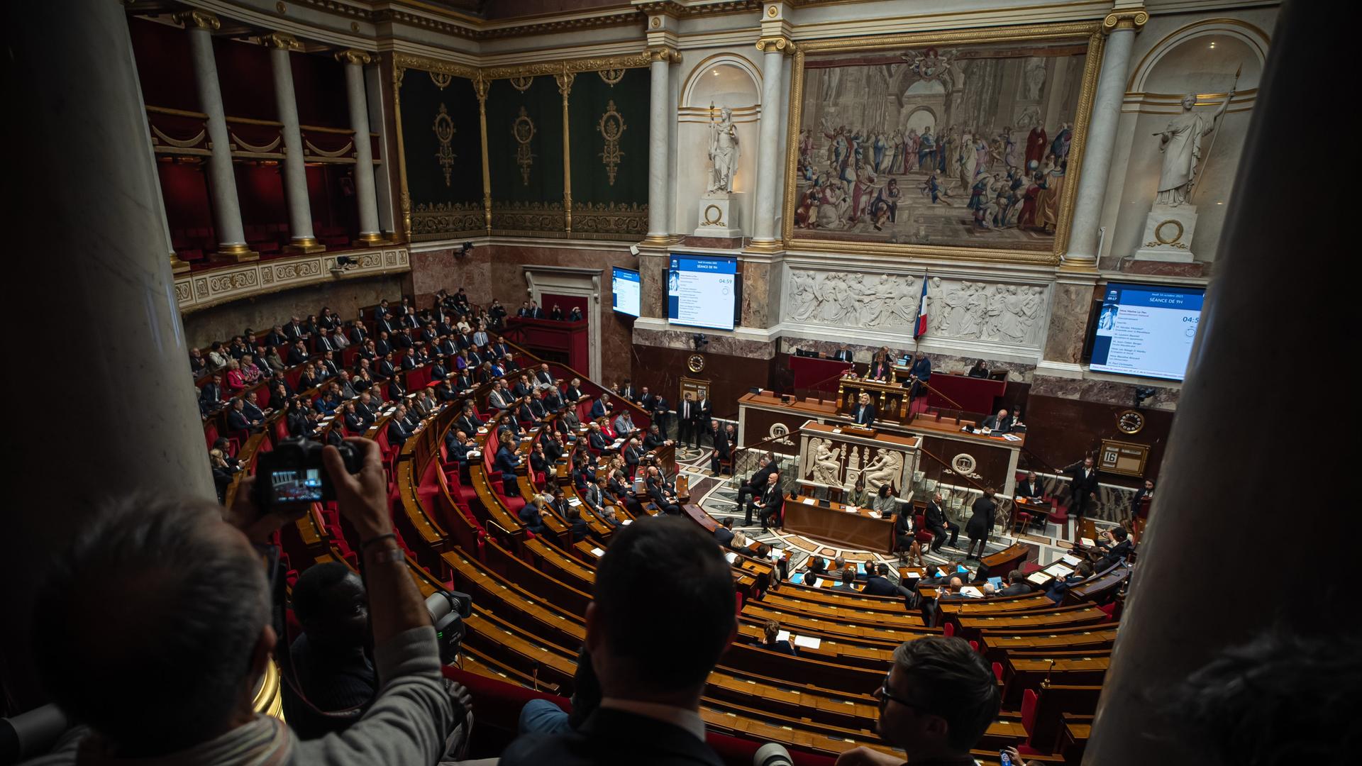 Marine Le Pen, Fraktionsvorsitzende des Rassemblement National (RN), hält vor einem Misstrauensvotum in der Nationalversammlung eine Rede. Marine Le Pen, Fraktionsvorsitzende des Rassemblement National (RN), hält vor einem Misstrauensvotum in der Nationalversammlung eine Rede.