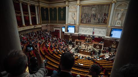 Marine Le Pen, Fraktionsvorsitzende des Rassemblement National (RN), hält vor einem Misstrauensvotum in der Nationalversammlung eine Rede. 