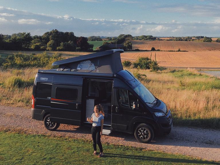Julia Blesin mit ihrem Campervan in Dänemark