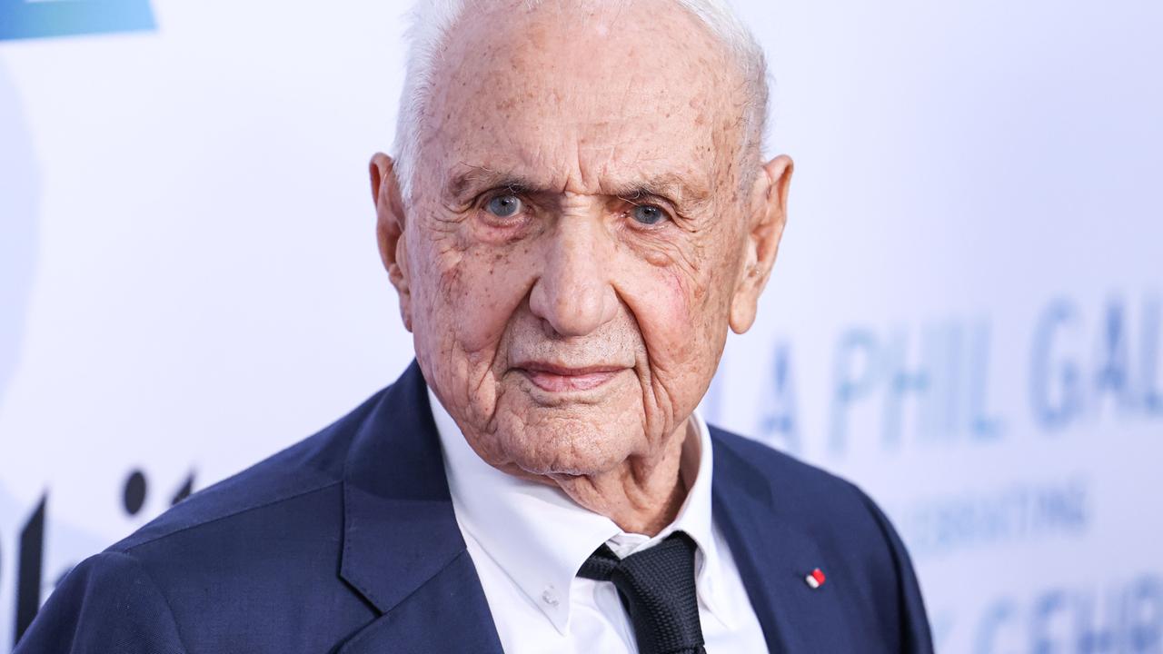 Frank Gehry blickt in die Kamera.