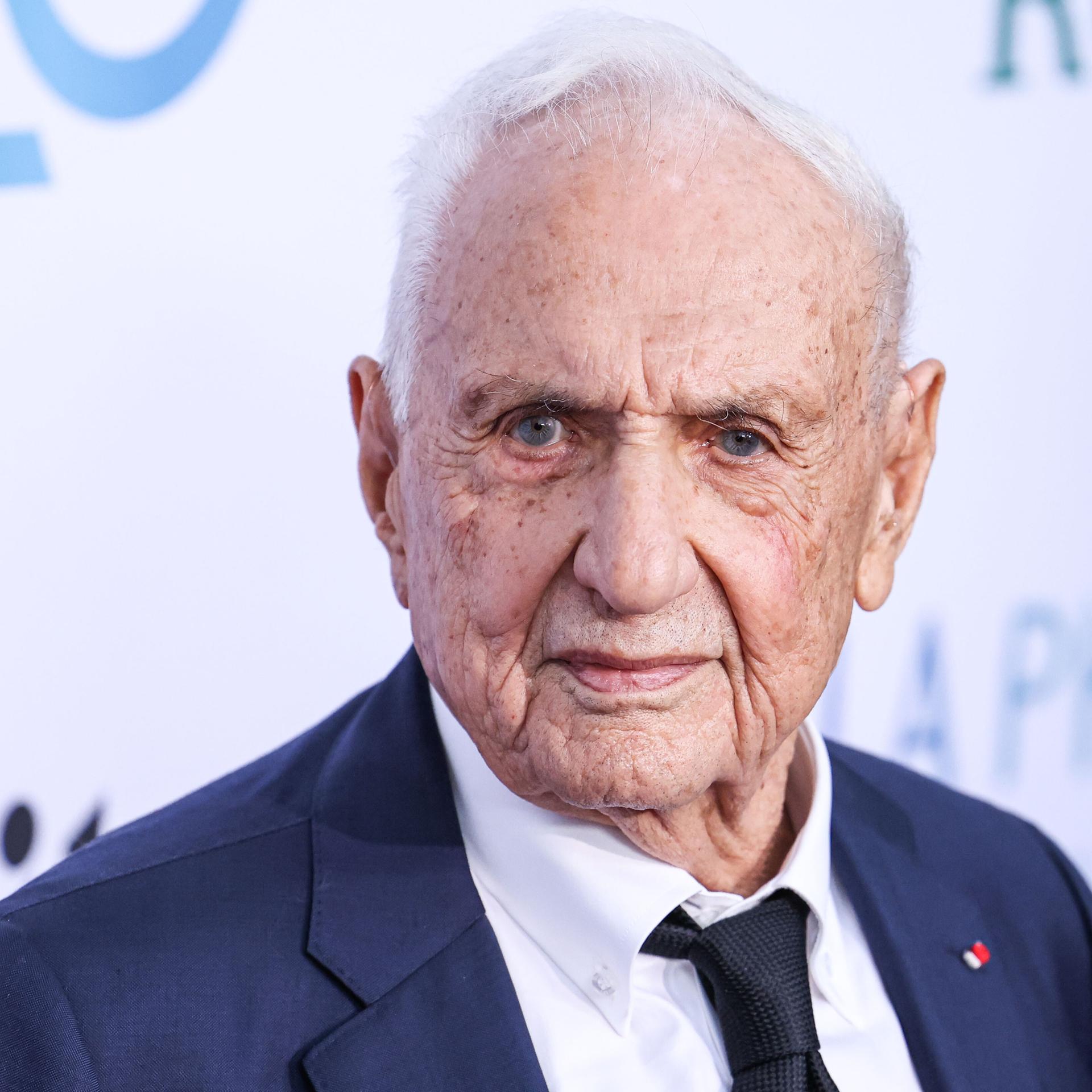 Frank Gehry blickt in die Kamera.