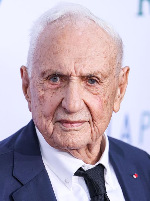 Frank Gehry blickt in die Kamera.