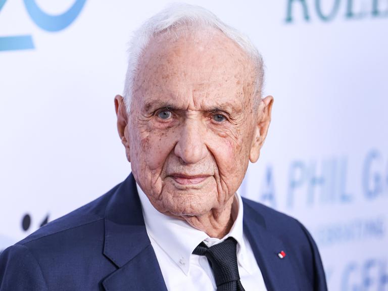 Frank Gehry blickt in die Kamera.