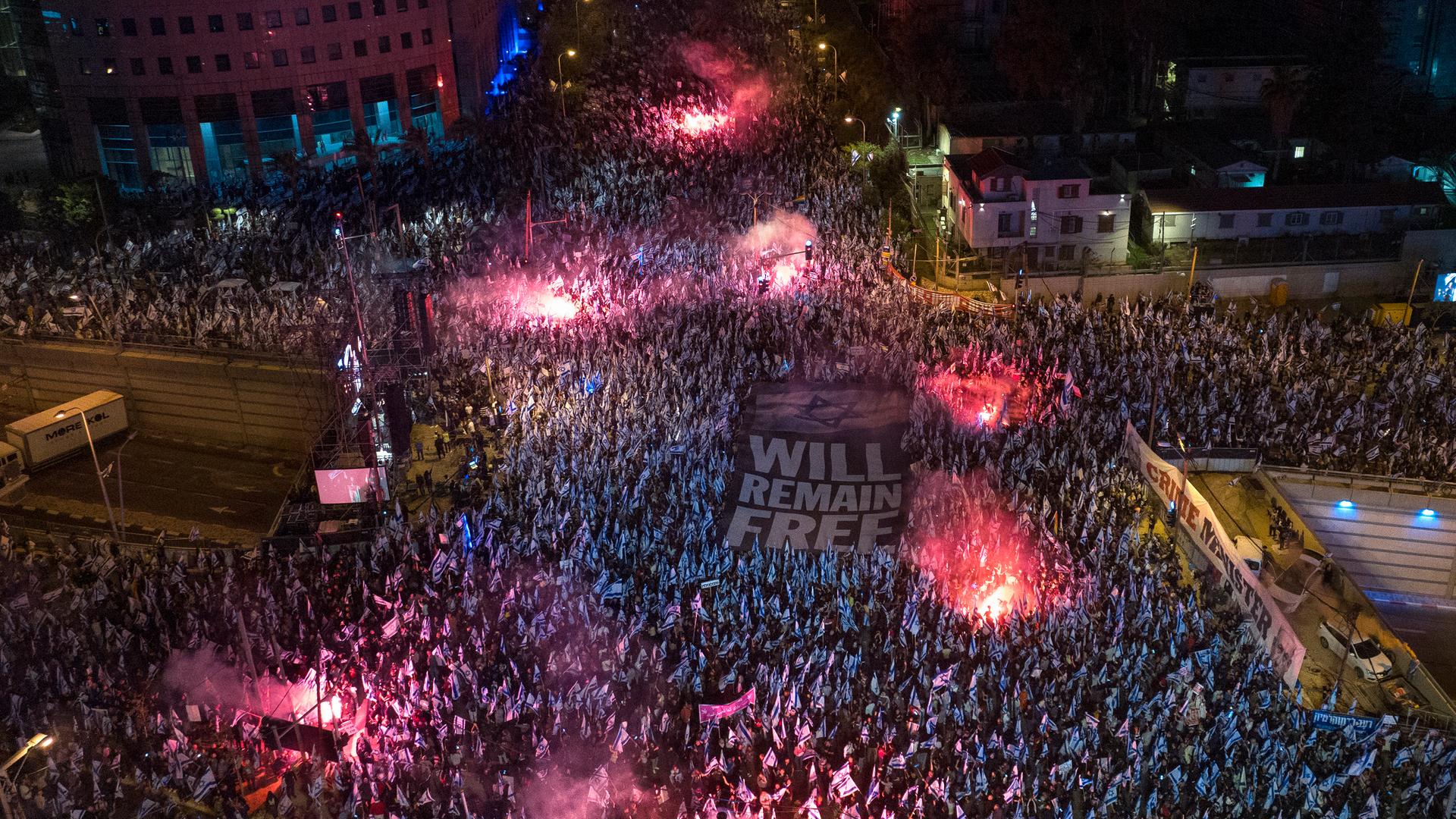 Mehr als 100.000 demonstrieren in Tel Aviv.