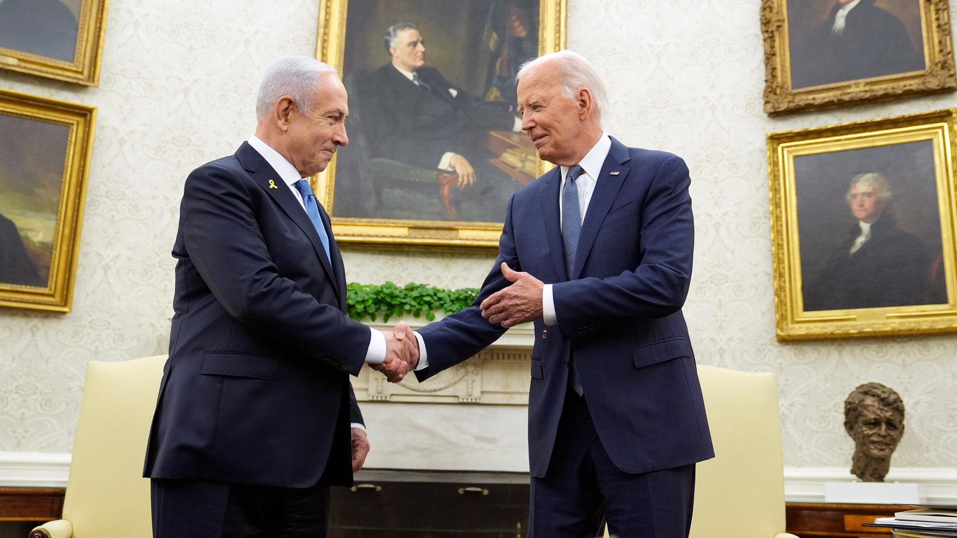US-Präsident Joe Biden (rechts) trifft den israelischen Ministerpräsidenten Benjamin Netanjahu im Oval Office des Weißen Hauses. 