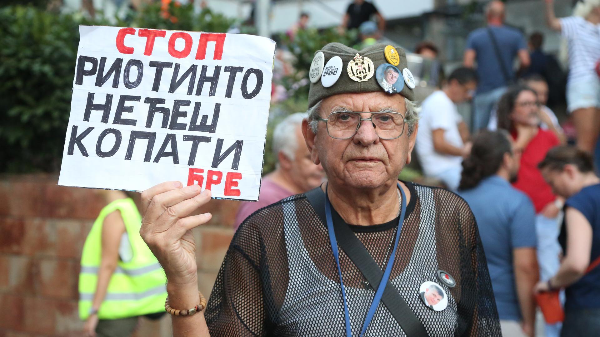 Eine Demonstrantin steht am 01. September 2024 in Belgradvor dem serbischen Rundfunk (RTS), um gegen das Lithium-Bergbauprojekt des britisch-australischen Bergbauunternehmens Rio Tinto in Loznica zu protestieren.