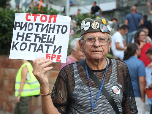 Eine Demonstrantin steht am 01. September 2024 in Belgradvor dem serbischen Rundfunk (RTS), um gegen das Lithium-Bergbauprojekt des britisch-australischen Bergbauunternehmens Rio Tinto in Loznica zu protestieren.