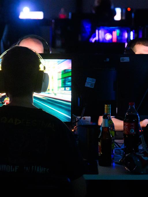 Computerspieler spielen bei der Messe „Gamevasion“ in der Messe Hannover. 