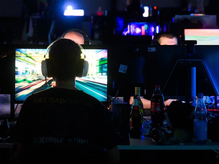Computerspieler spielen bei der Messe „Gamevasion“ in der Messe Hannover. 