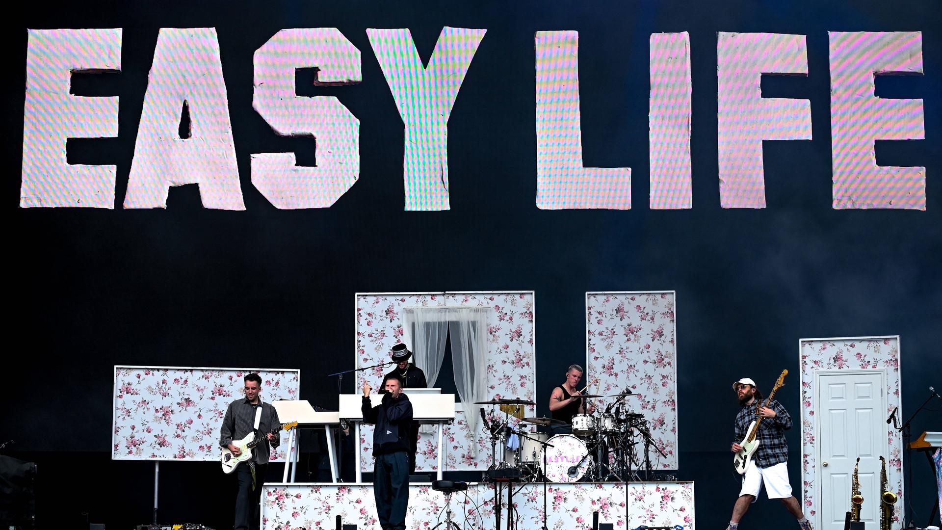 Die fünfköpfige Band "Easy Life" bei einem Konzert auf einer Bühne